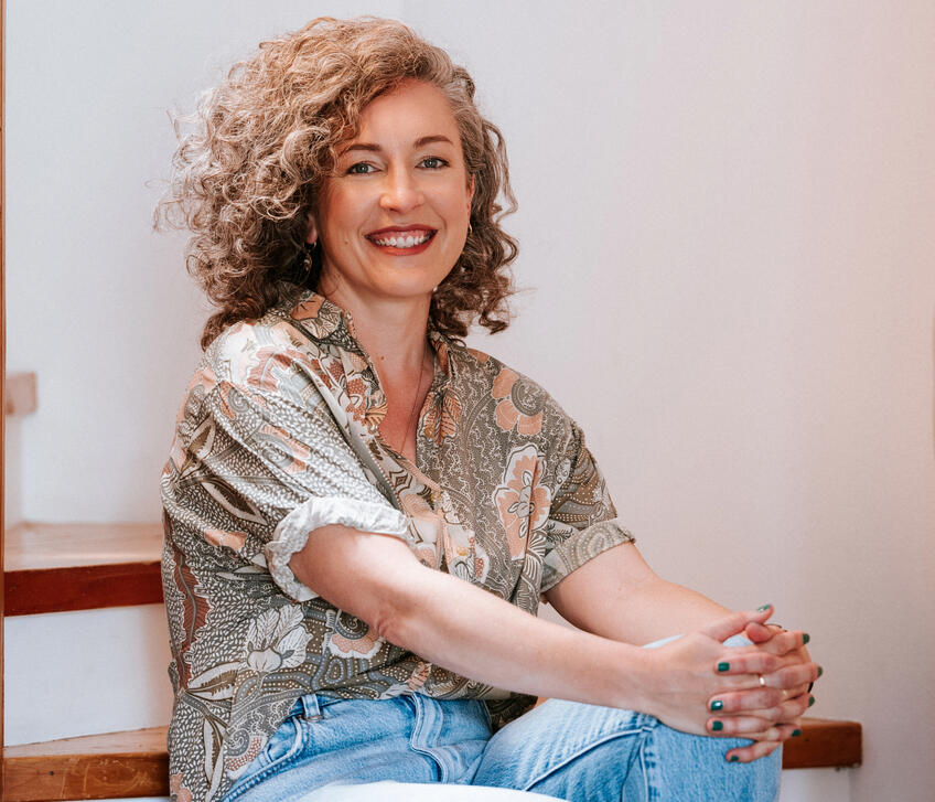 Kimberley Bartlett – Counsellor and Sleep Therapist at Present State in Aotearoa New Zealand. Photo by Florence Charvin. Professional photo of Kimberley Bartlett, registered counsellor and sleep therapist at Present State Therapy in Aotearoa New Zealand